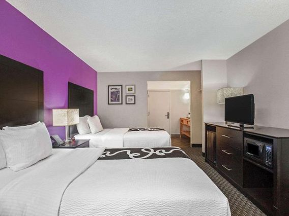 La Quinta Inn & Suites by Wyndham photo