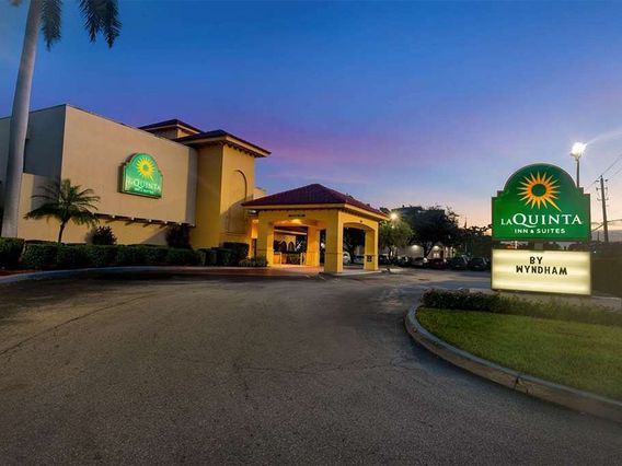 La Quinta Inn & Suites by Wyndham Ft Lauderdale Cypress Cr photo