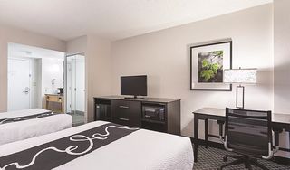 La Quinta Inn & Suites by Wyndham Plantation at SW 6th St