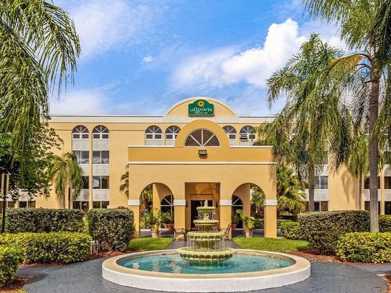 La Quinta Inn & Suites by Wyndham photo