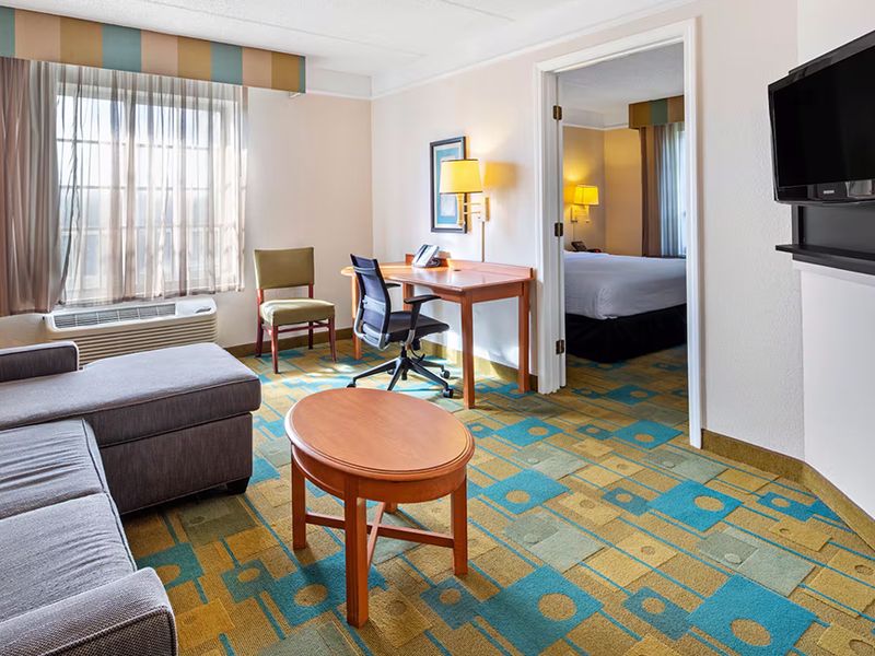 La Quinta Inn & Suites by Wyndham Ft Lauderdale Plantation photo