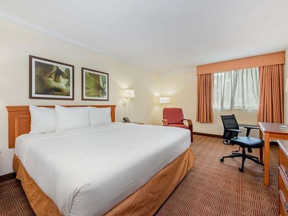 La Quinta Inn & Suites by Wyndham Ft Lauderdale Cypress Cr photo