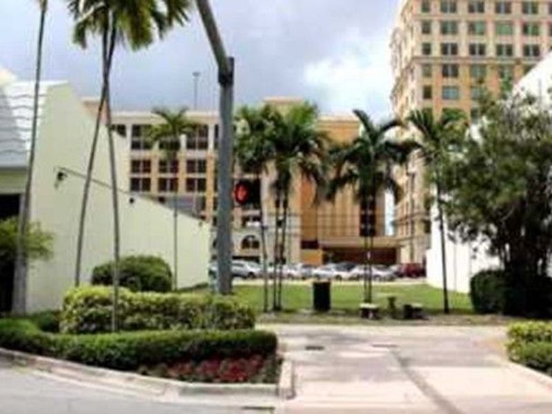 The Plaza at 150 Miracle Mile photo